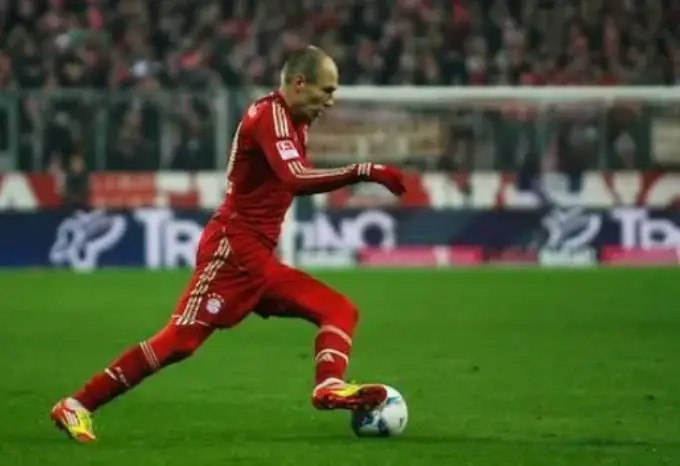 惯用左脚踢球的人比较强？